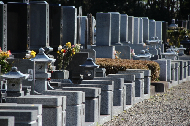 墓じまい後の散骨ガイド｜手続き・費用・注意点と「心の拠り所」を残す方法